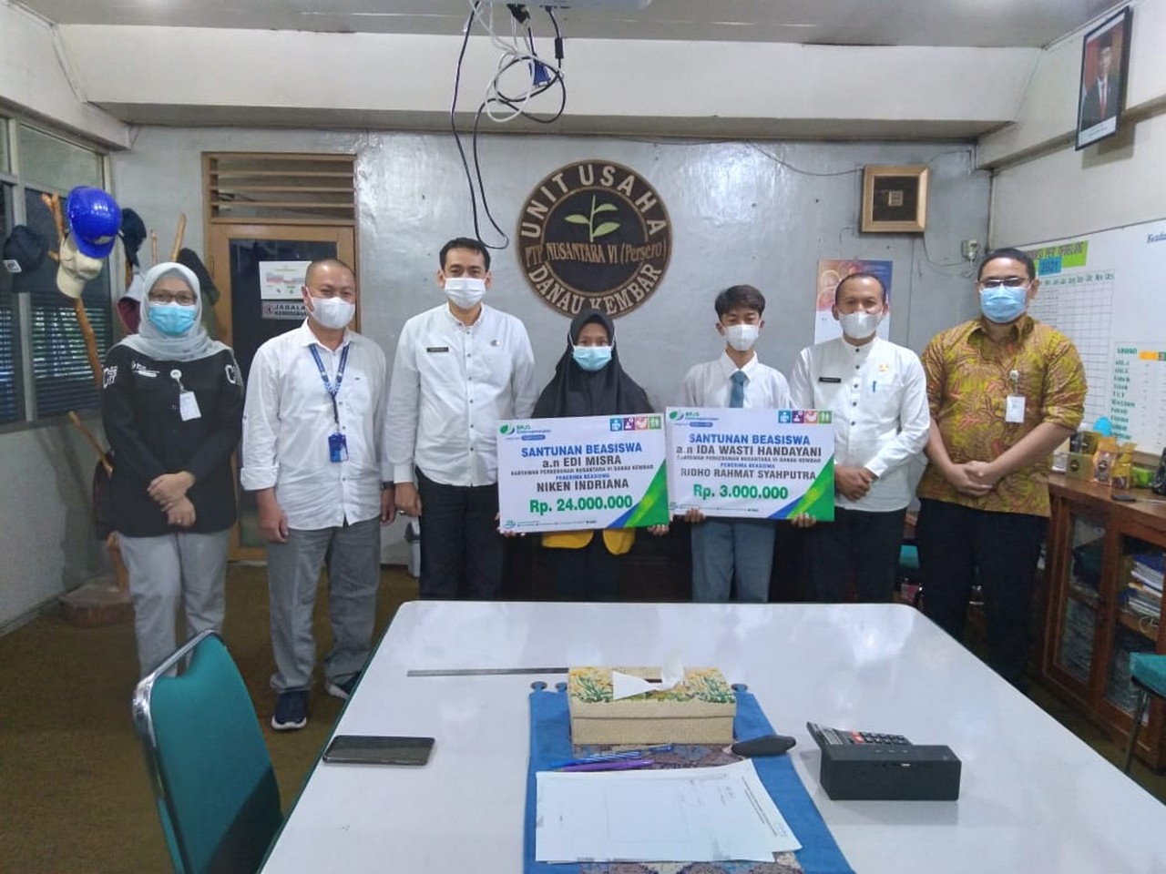 Mendampingi Kacab BPJS Ketenagakerjaan Solok Ibu Verama Menyerahkan Bantuan Beasiswa