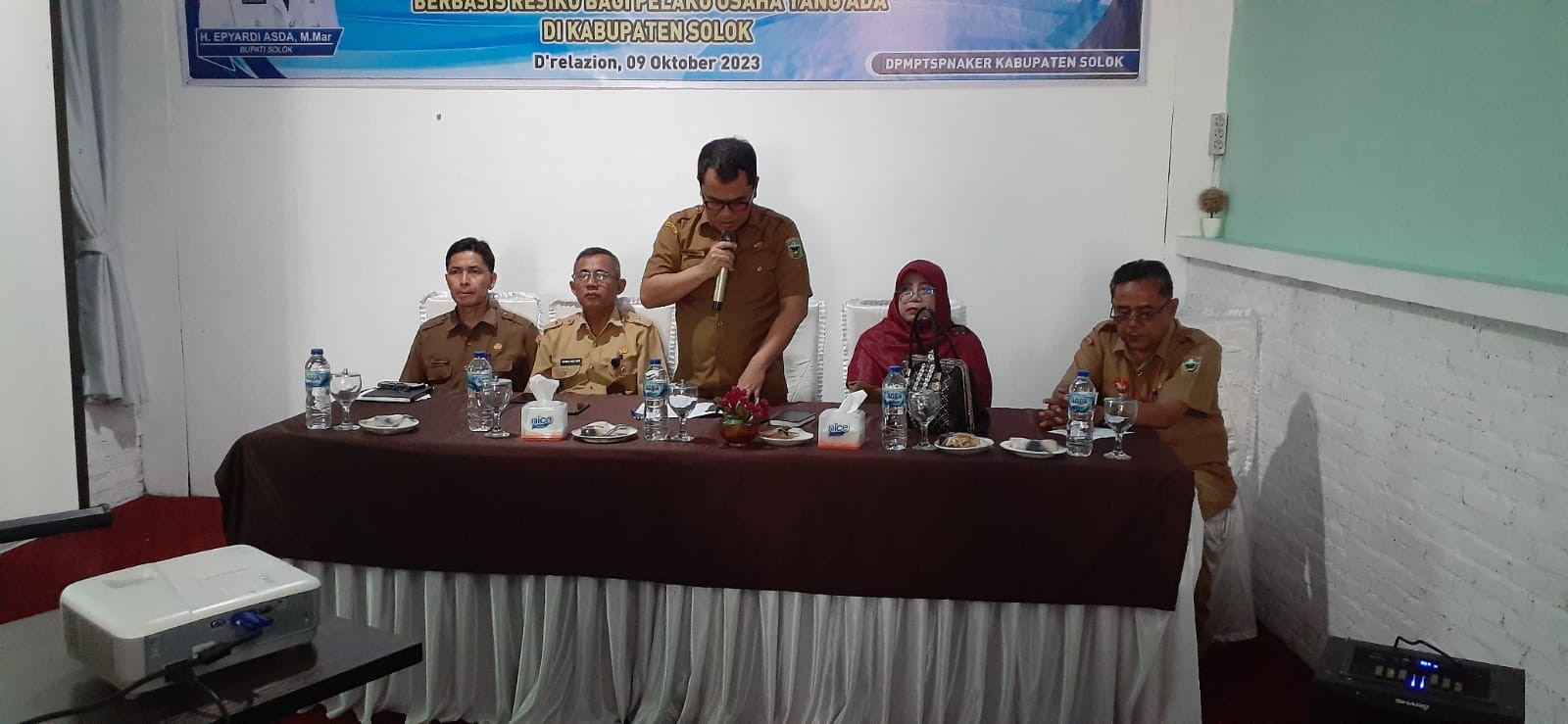 Bimbingan Teknis Sosialisasi Implementasi Pengawasan Perizinan Berusaha Berbasis Risiko bagi Pelaku Usaha di Kabupaten Solok yang di D Relazion Cafe